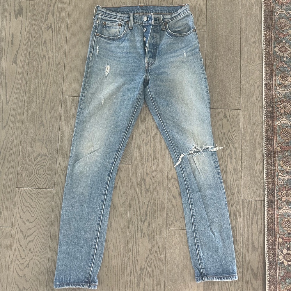 Levi’s 501 Skinny (Ripped Knee)